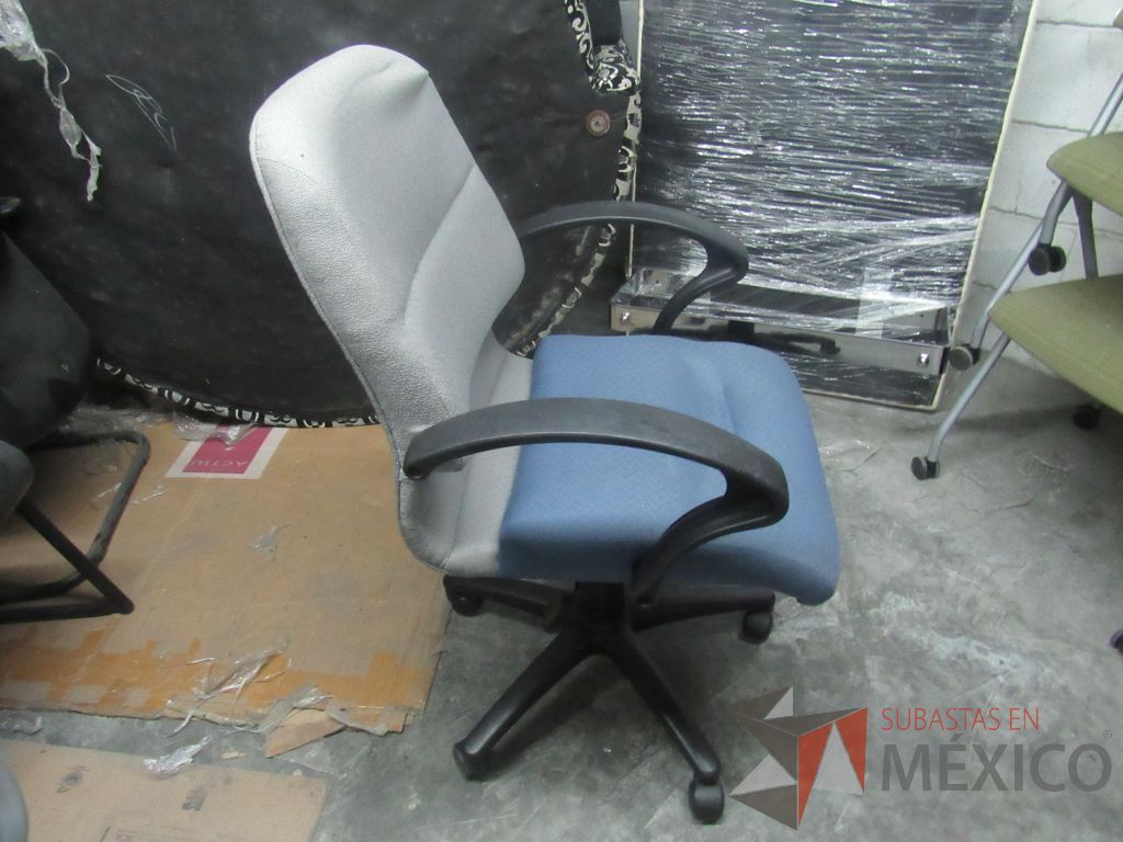 Lote 308a - Silla operativa con asiento en tela color azul y respaldo color gris - Imagen 2