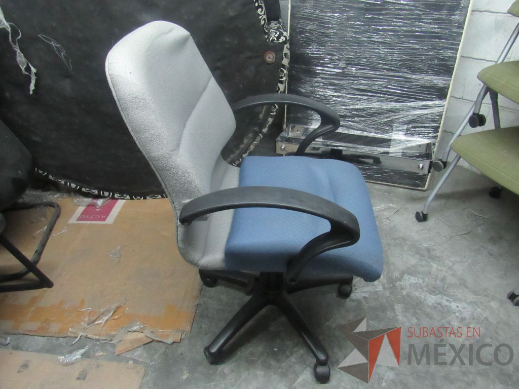 Lote 308a - Silla operativa con asiento en tela color azul y respaldo color gris - Imagen 3