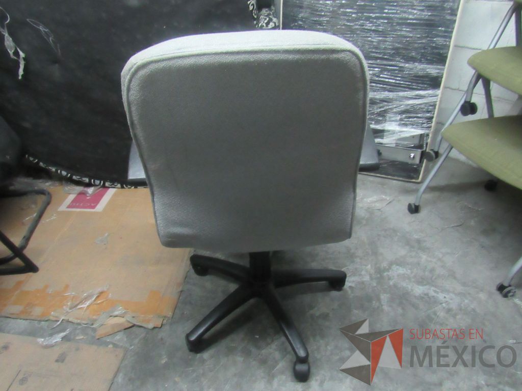 Lote 308a - Silla operativa con asiento en tela color azul y respaldo color gris - Imagen 4