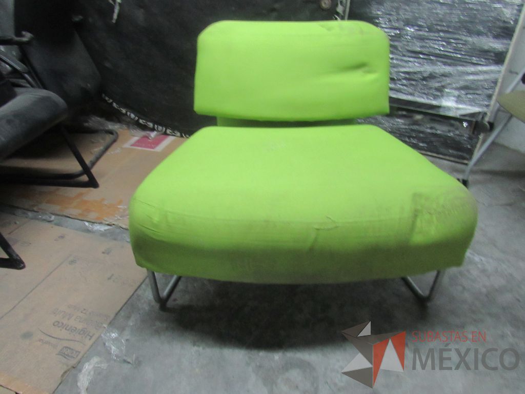 Lote 305a - Sillón de 1 plaza con base metálica, asiento y respaldo en tela color verde