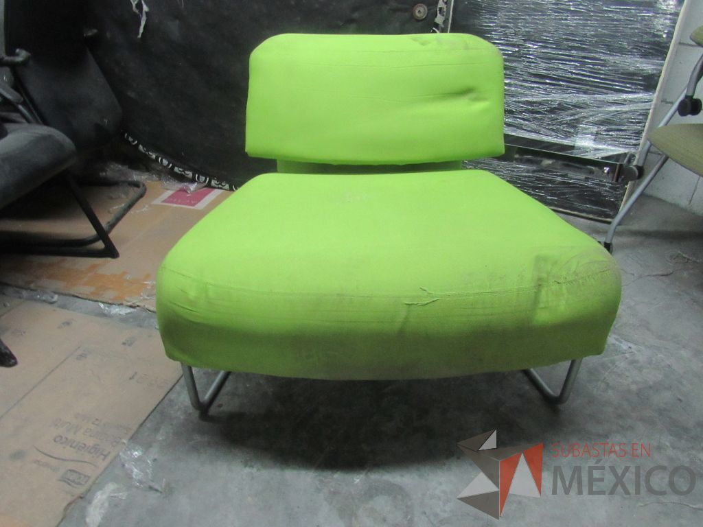 Lote 305a - Sillón de 1 plaza con base metálica, asiento y respaldo en tela color verde - Imagen 2