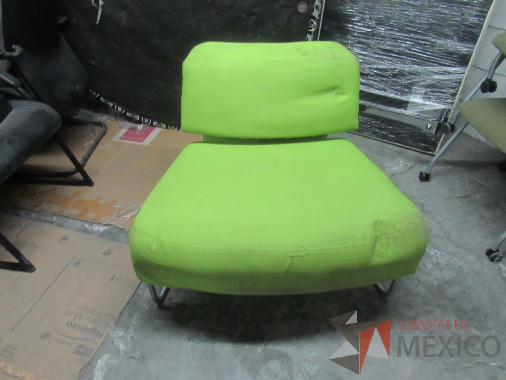 Lote 305a - Sillón de 1 plaza con base metálica, asiento y respaldo en tela color verde - Imagen 3