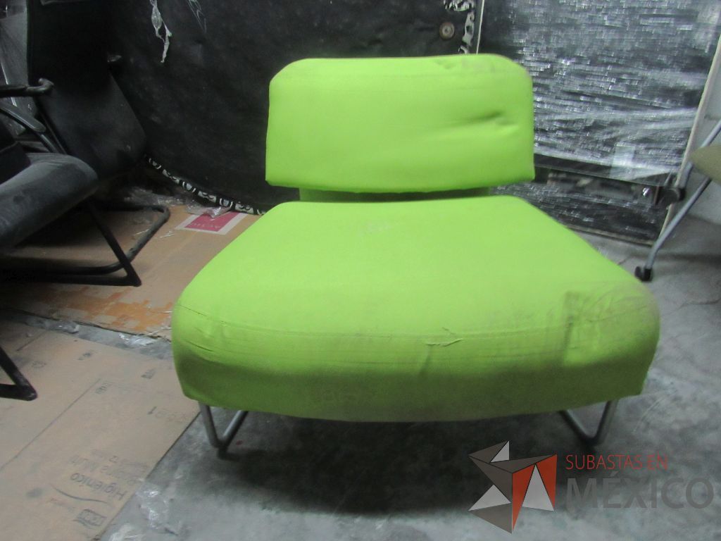 Lote 305a - Sillón de 1 plaza con base metálica, asiento y respaldo en tela color verde - Imagen 4