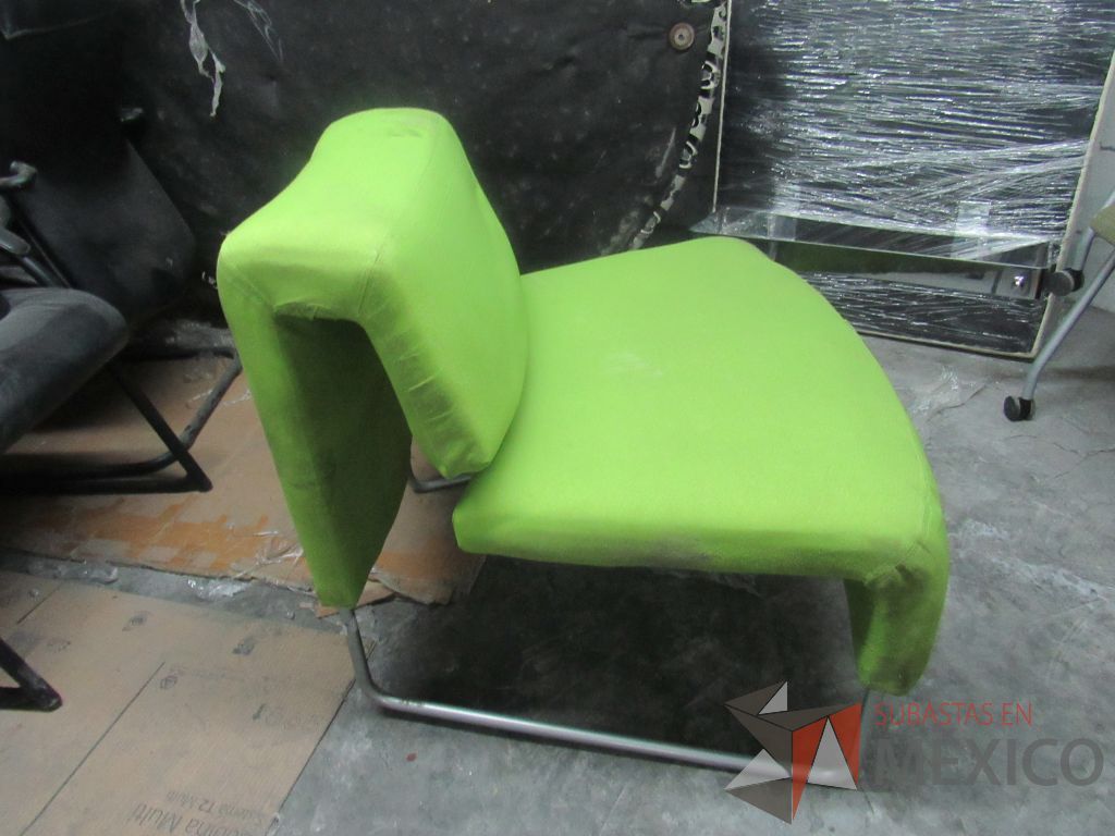 Lote 305a - Sillón de 1 plaza con base metálica, asiento y respaldo en tela color verde - Imagen 5