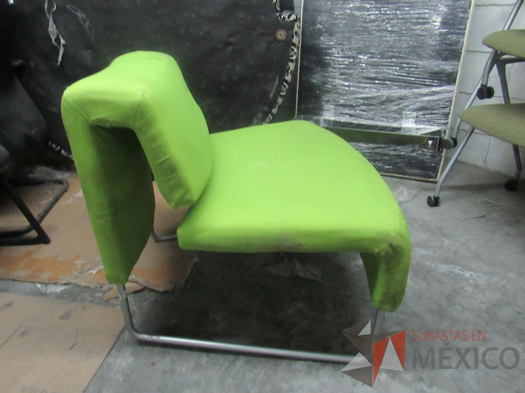 Lote 305a - Sillón de 1 plaza con base metálica, asiento y respaldo en tela color verde - Imagen 6