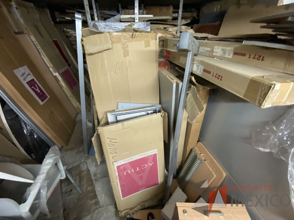 Lote 086 - 350 piezas de mampara y accesorios para estaciones de trabajo - Imagen 5