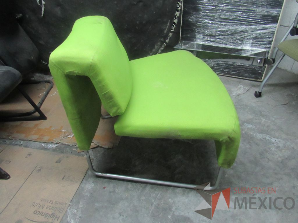Lote 305a - Sillón de 1 plaza con base metálica, asiento y respaldo en tela color verde - Imagen 7