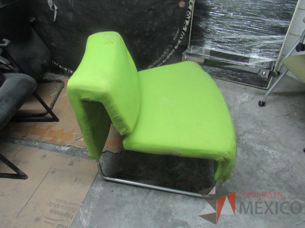 Lote 305a - Sillón de 1 plaza con base metálica, asiento y respaldo en tela color verde - Imagen 8