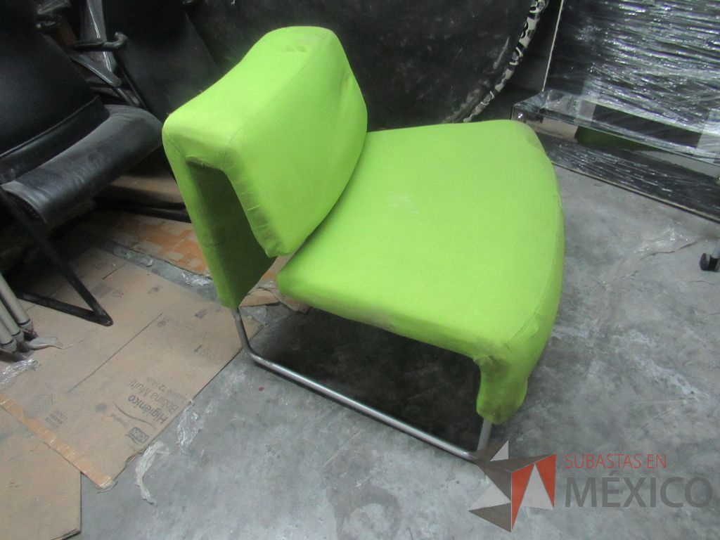 Lote 305a - Sillón de 1 plaza con base metálica, asiento y respaldo en tela color verde - Imagen 9