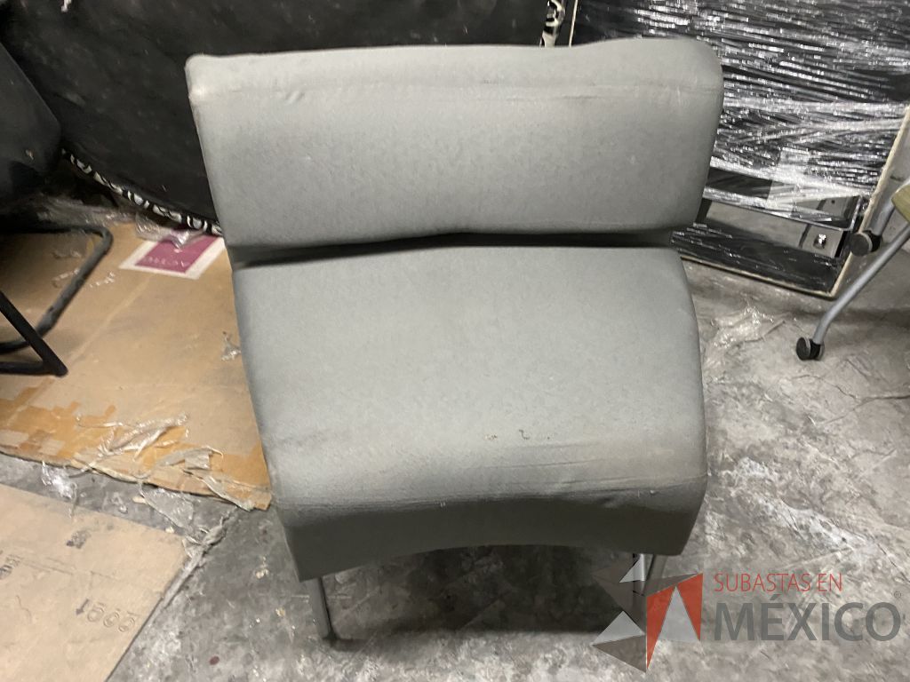 Lote 061 - Sillón de 1 plaza con base metálica, asiento y respaldo en tela color gris