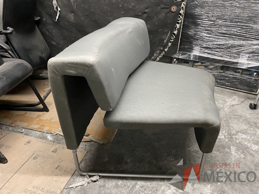 Lote 061 - Sillón de 1 plaza con base metálica, asiento y respaldo en tela color gris - Imagen 6
