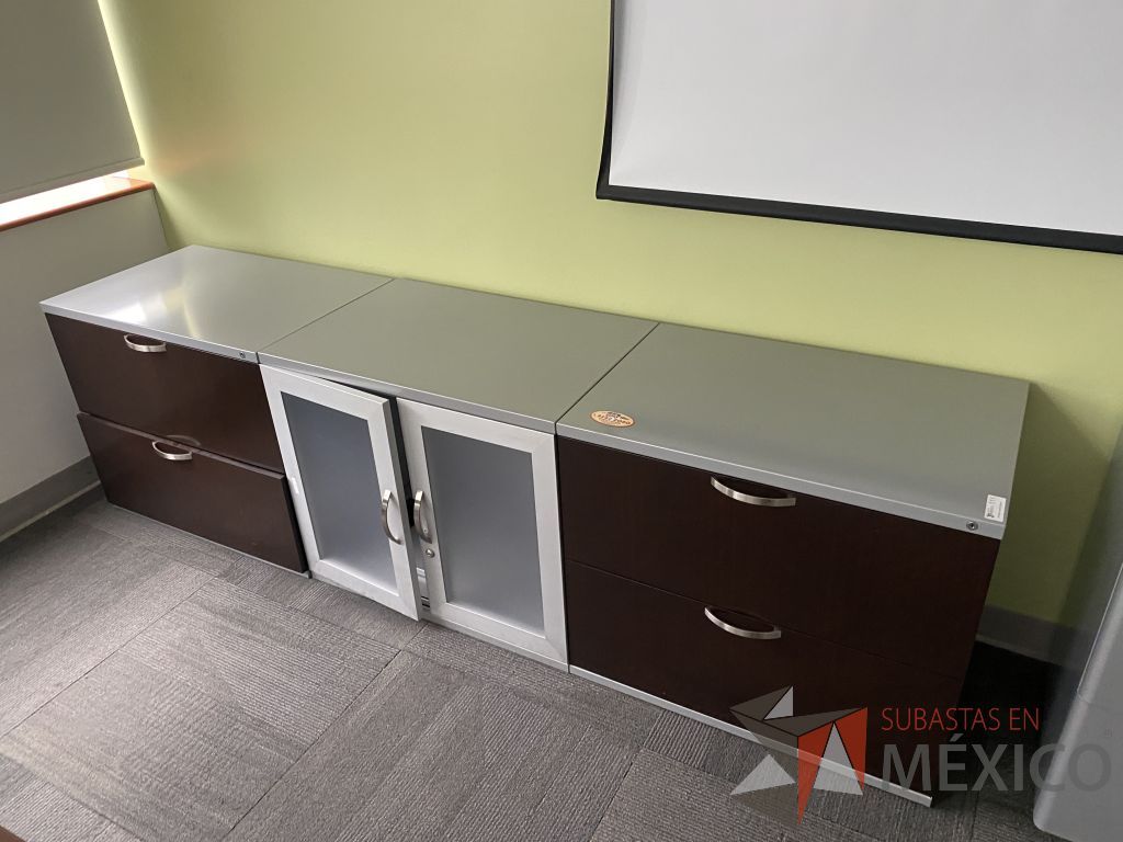 Lote 314 - Credenza metálica con 4 cajones con tapas color café y 2 puertas color gris