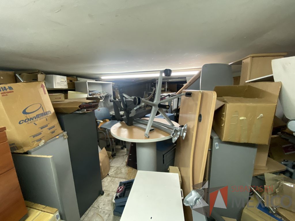 Lote 086 - 350 piezas de mampara y accesorios para estaciones de trabajo - Imagen 3