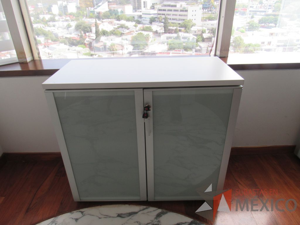 Lote 188 - Gabinete con 2 puertas, 1 entrepaño y cubierta color blanco - Imagen 2