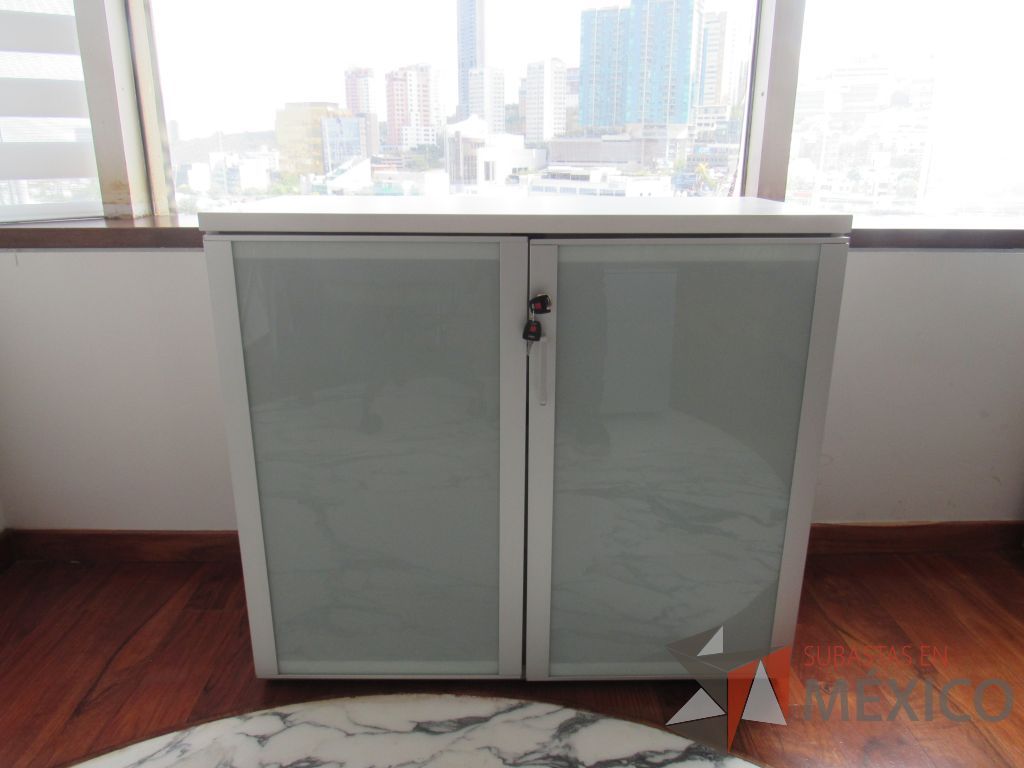 Lote 188 - Gabinete con 2 puertas, 1 entrepaño y cubierta color blanco