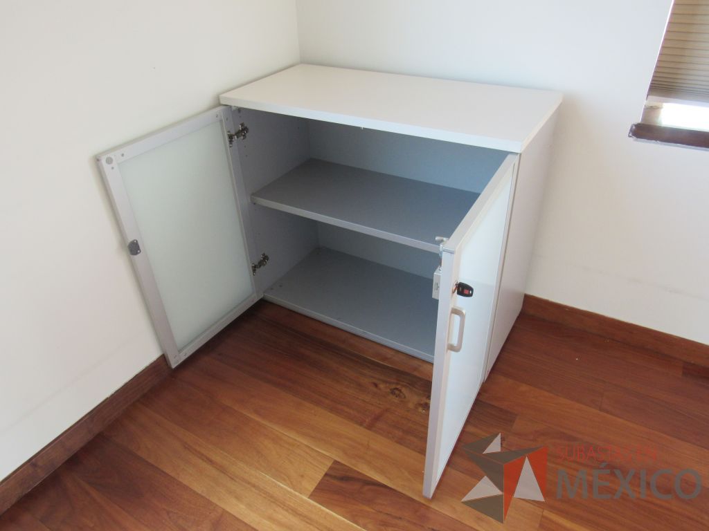 Lote 001 - 2 Gabinetes con 2 puertas, 1 entrepaño y cubierta color blanco - Imagen 8