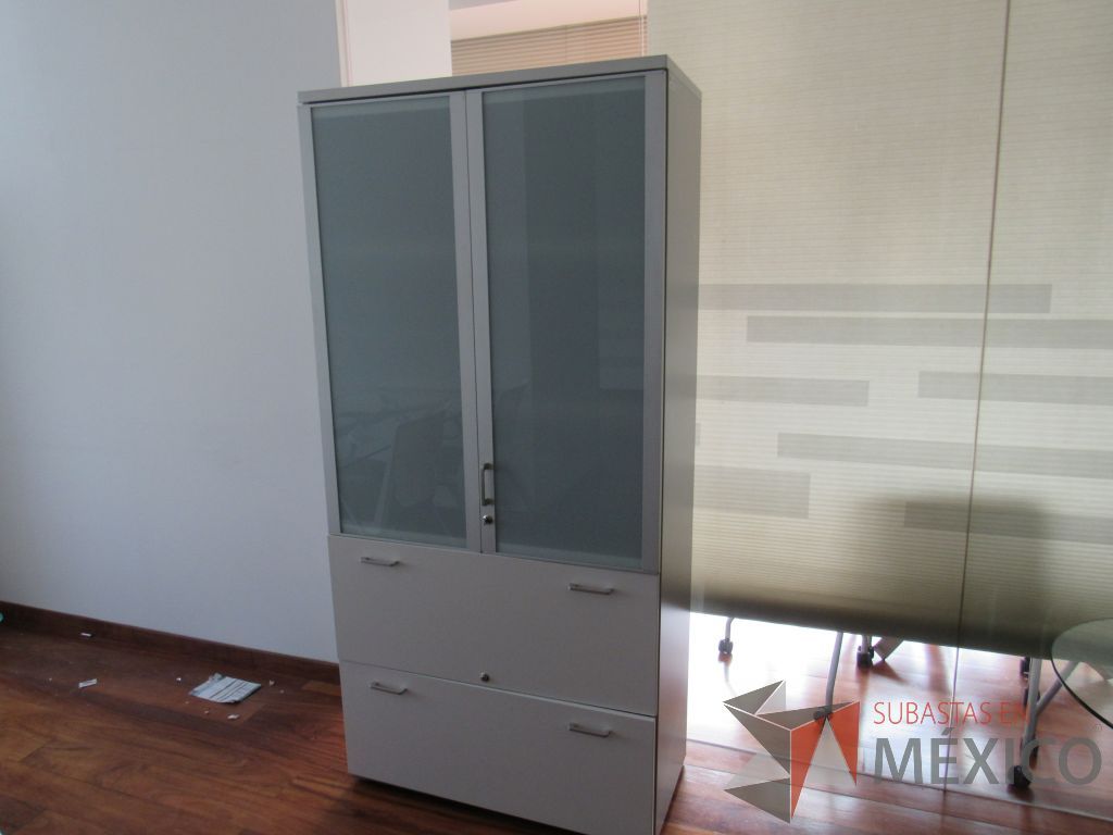 Lote 170 - 2 Gabinetes altos de 2 puertas, 2 cajones con tapas color blanco y 2 entrepaños - Imagen 2