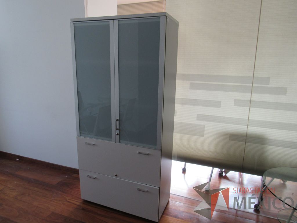 Lote 170 - 2 Gabinetes altos de 2 puertas, 2 cajones con tapas color blanco y 2 entrepaños - Imagen 3