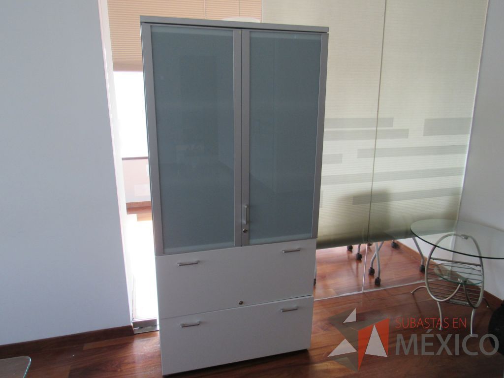 Lote 170 - 2 Gabinetes altos de 2 puertas, 2 cajones con tapas color blanco y 2 entrepaños - Imagen 4