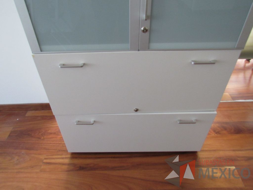 Lote 170 - 2 Gabinetes altos de 2 puertas, 2 cajones con tapas color blanco y 2 entrepaños - Imagen 5