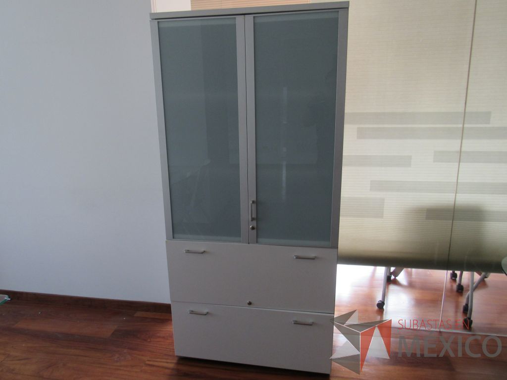 Lote 170 - 2 Gabinetes altos de 2 puertas, 2 cajones con tapas color blanco y 2 entrepaños