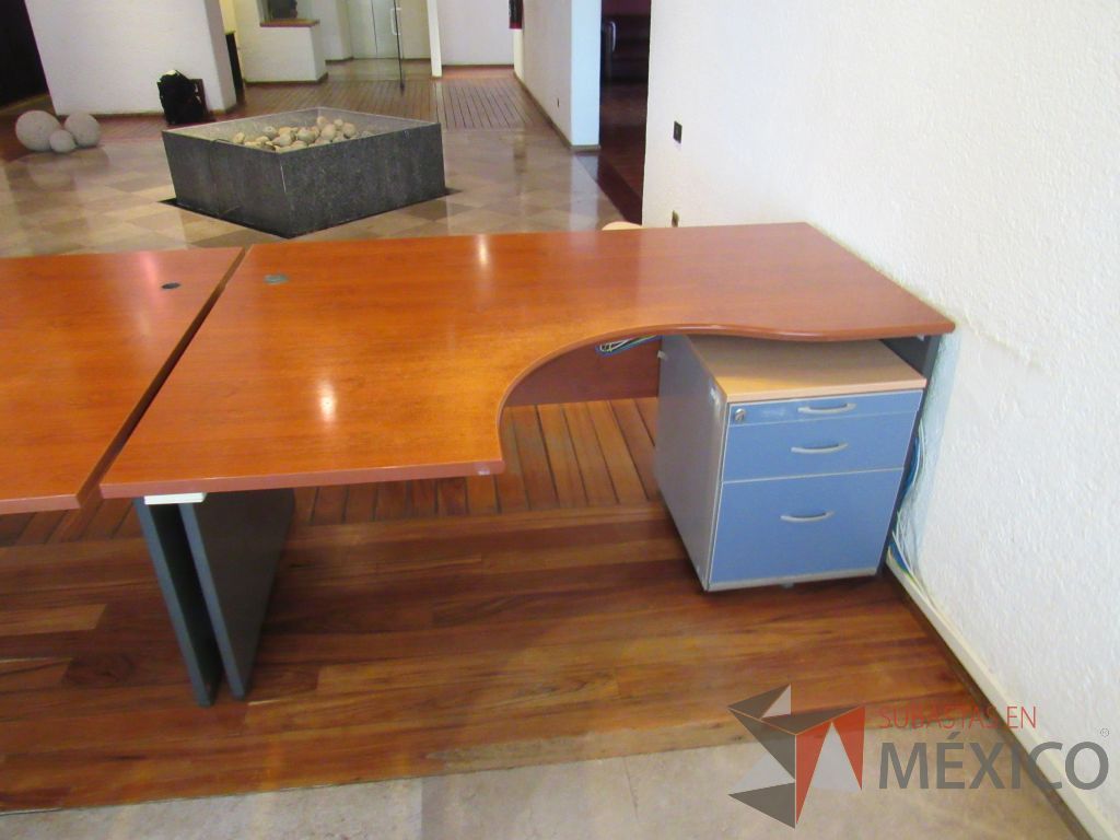 Lote 075 - Escritorio en escuadra con cubierta color café y archivero vertical de 3 cajones con tapas color azul - Imagen 2