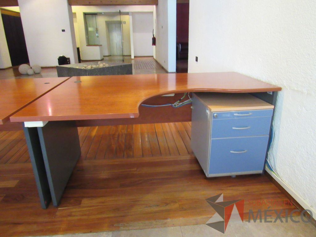 Lote 075 - Escritorio en escuadra con cubierta color café y archivero vertical de 3 cajones con tapas color azul
