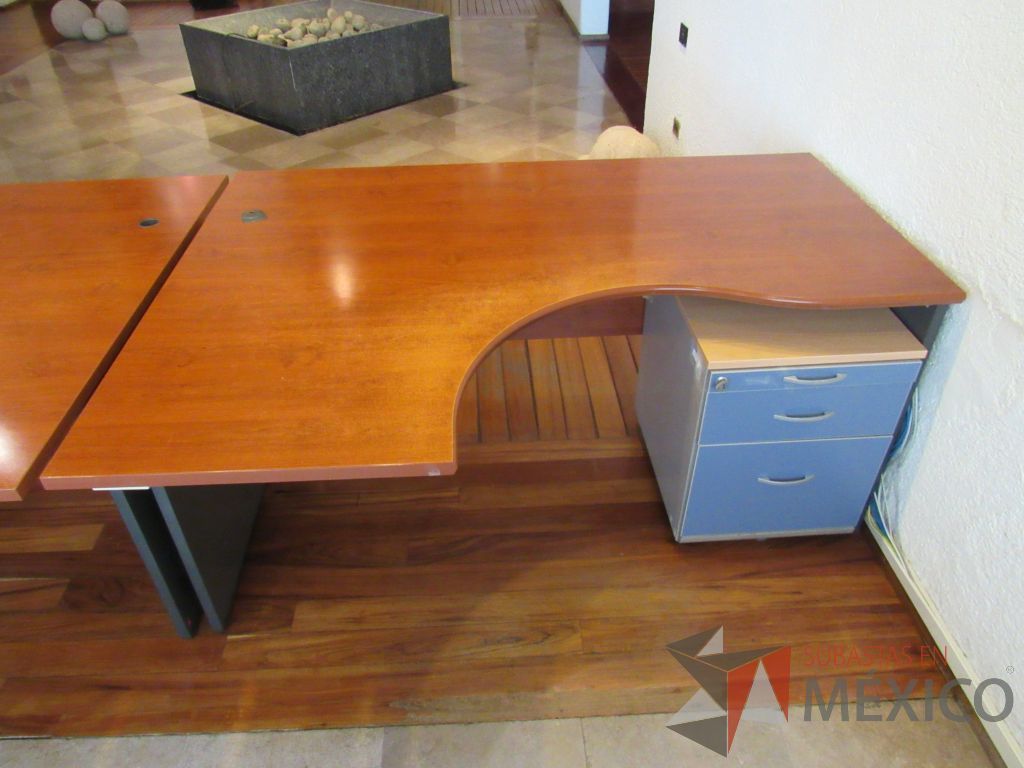 Lote 075 - Escritorio en escuadra con cubierta color café y archivero vertical de 3 cajones con tapas color azul - Imagen 6