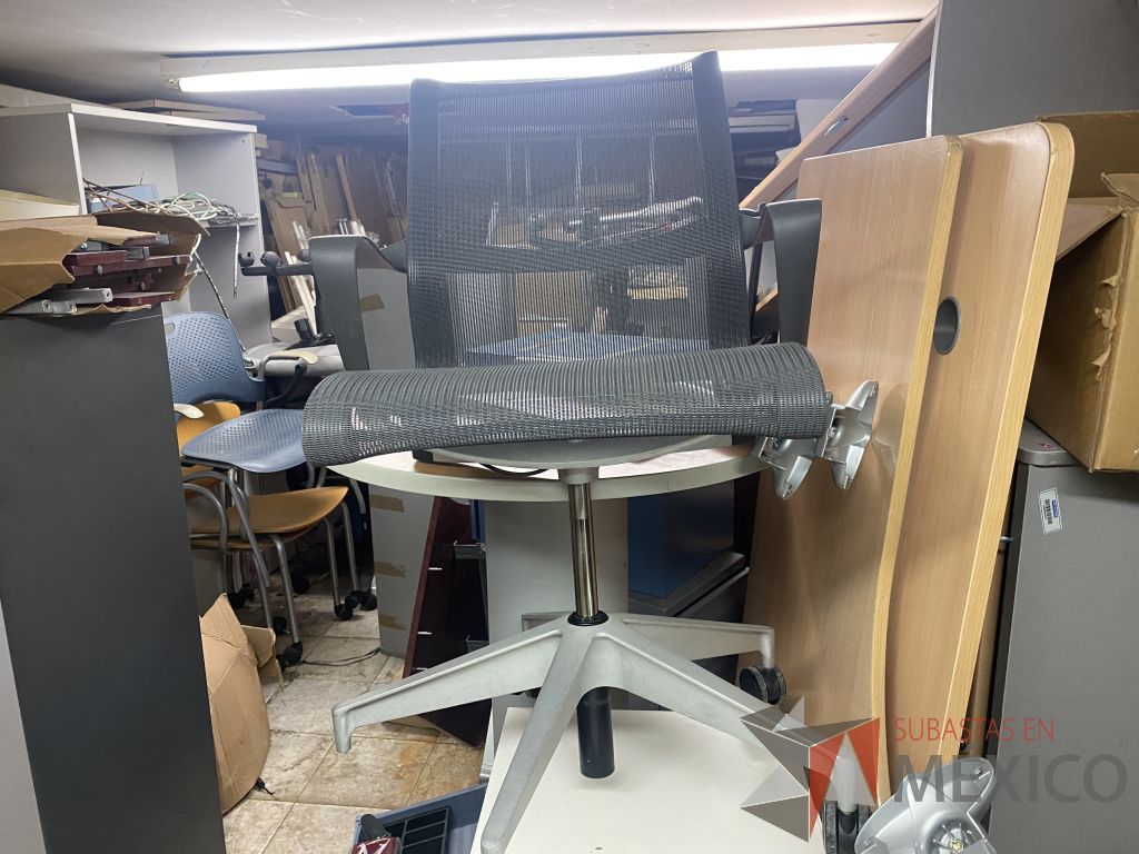 Lote 378k - Silla operativa sin llantas con asiento y respaldo en malla color gris