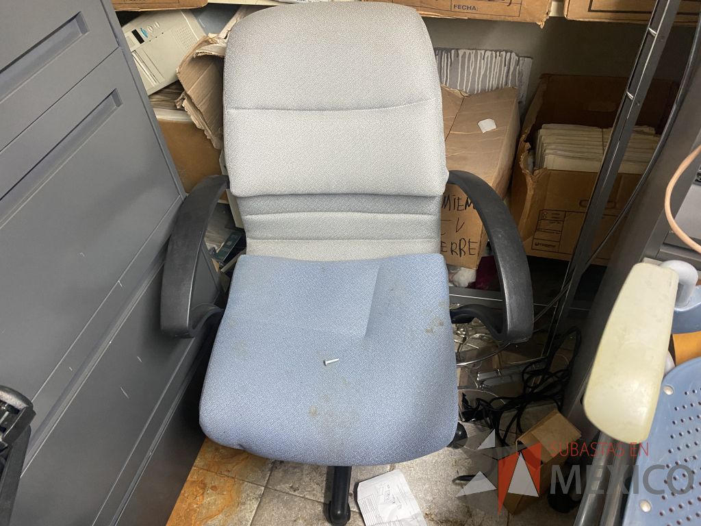Lote 378f - 2 Sillas operativas con ruedas con asiento y respaldo color azul con gris - Imagen 2