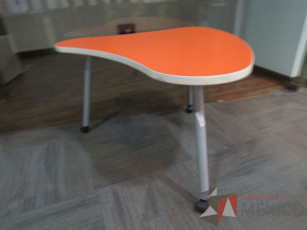 Lote 144 - 2 Mesas de trabajo con terminación circular, 3 patas metálicas, ruedas y cubierta color naranja - Imagen 2