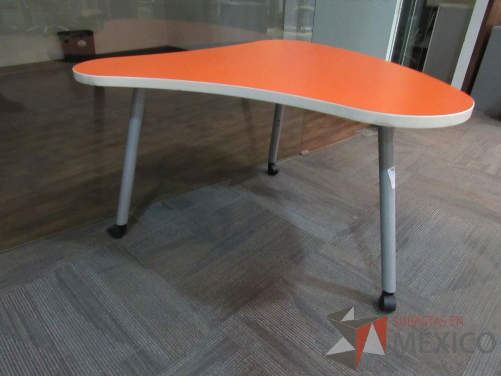 Lote 144 - 2 Mesas de trabajo con terminación circular, 3 patas metálicas, ruedas y cubierta color naranja - Imagen 5