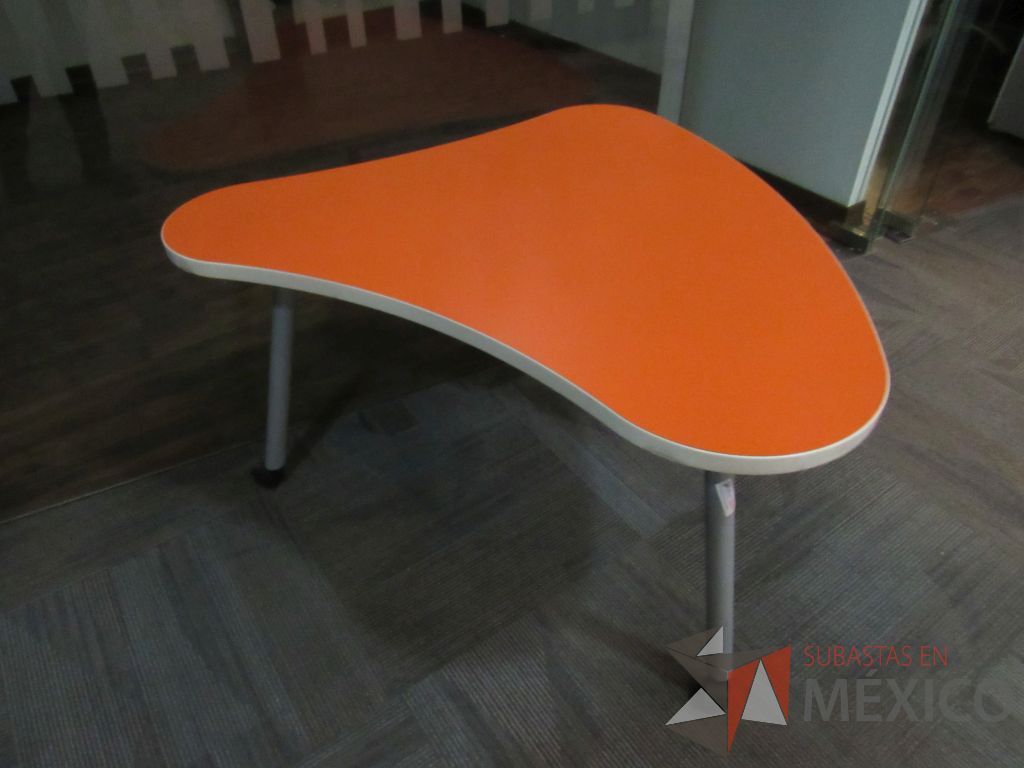 Lote 144 - 2 Mesas de trabajo con terminación circular, 3 patas metálicas, ruedas y cubierta color naranja - Imagen 7