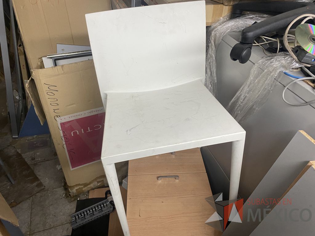 Lote 378ñ - 4 Sillas blancas con asiento y respaldo liso color blanco