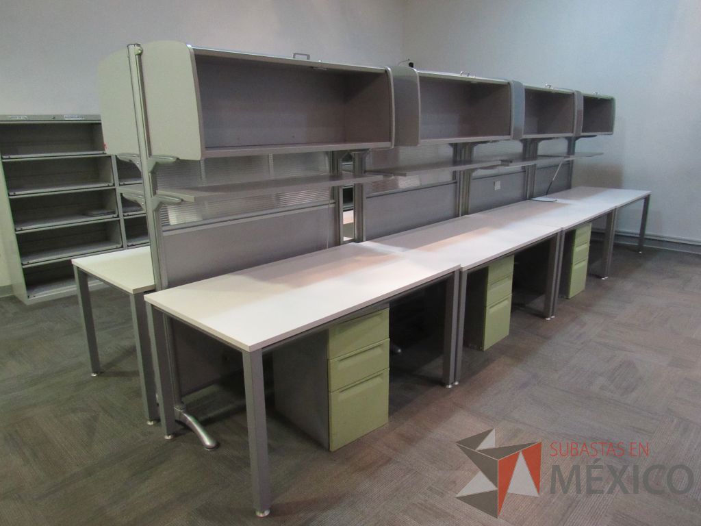 Lote 212a - Estación de trabajo para 2 personas con 2 gavetas, archivero metálico, 2 repisas y cubiertas color blanco - Imagen 2