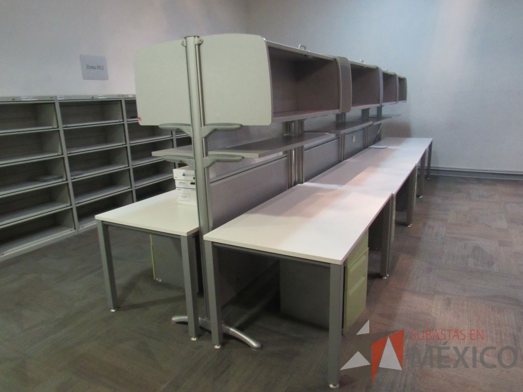 Lote 212a - Estación de trabajo para 2 personas con 2 gavetas, archivero metálico, 2 repisas y cubiertas color blanco - Imagen 3