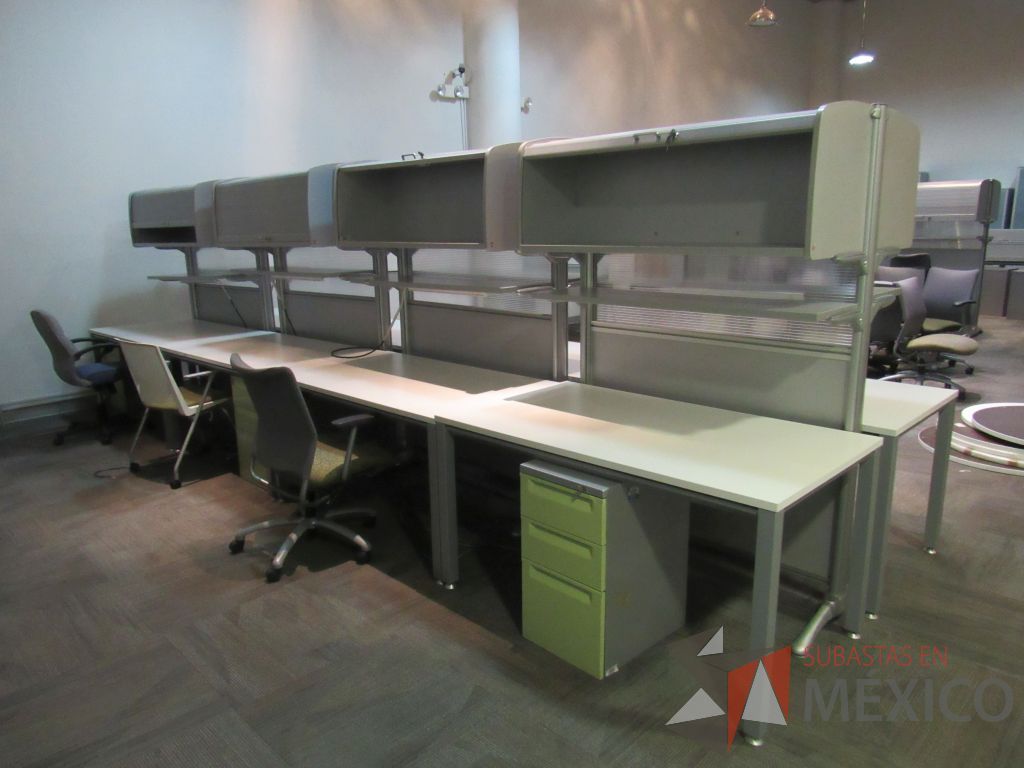 Lote 212a - Estación de trabajo para 2 personas con 2 gavetas, archivero metálico, 2 repisas y cubiertas color blanco - Imagen 4