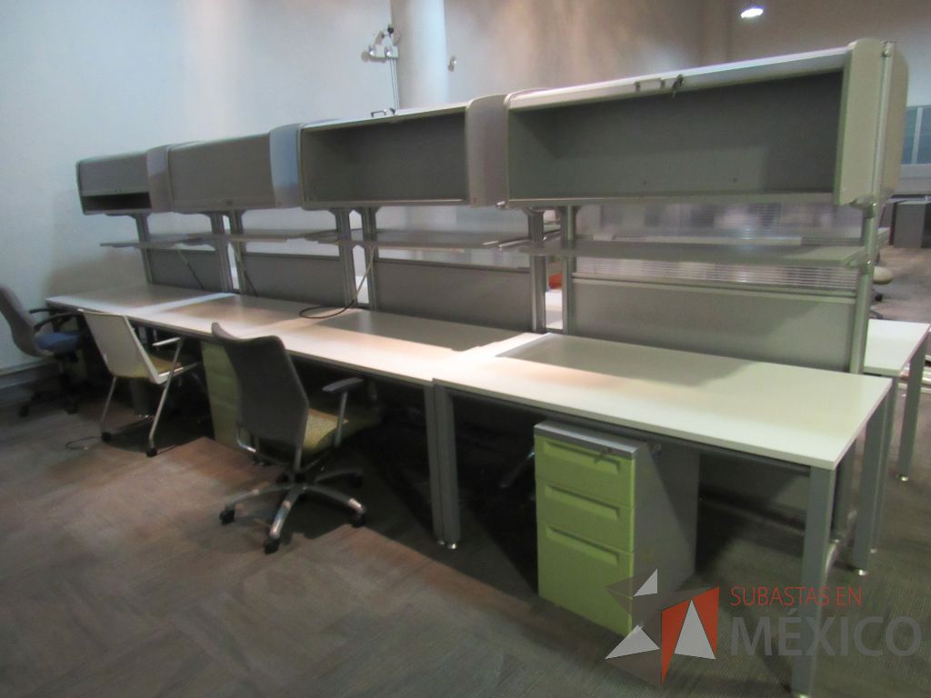 Lote 212a - Estación de trabajo para 2 personas con 2 gavetas, archivero metálico, 2 repisas y cubiertas color blanco - Imagen 5