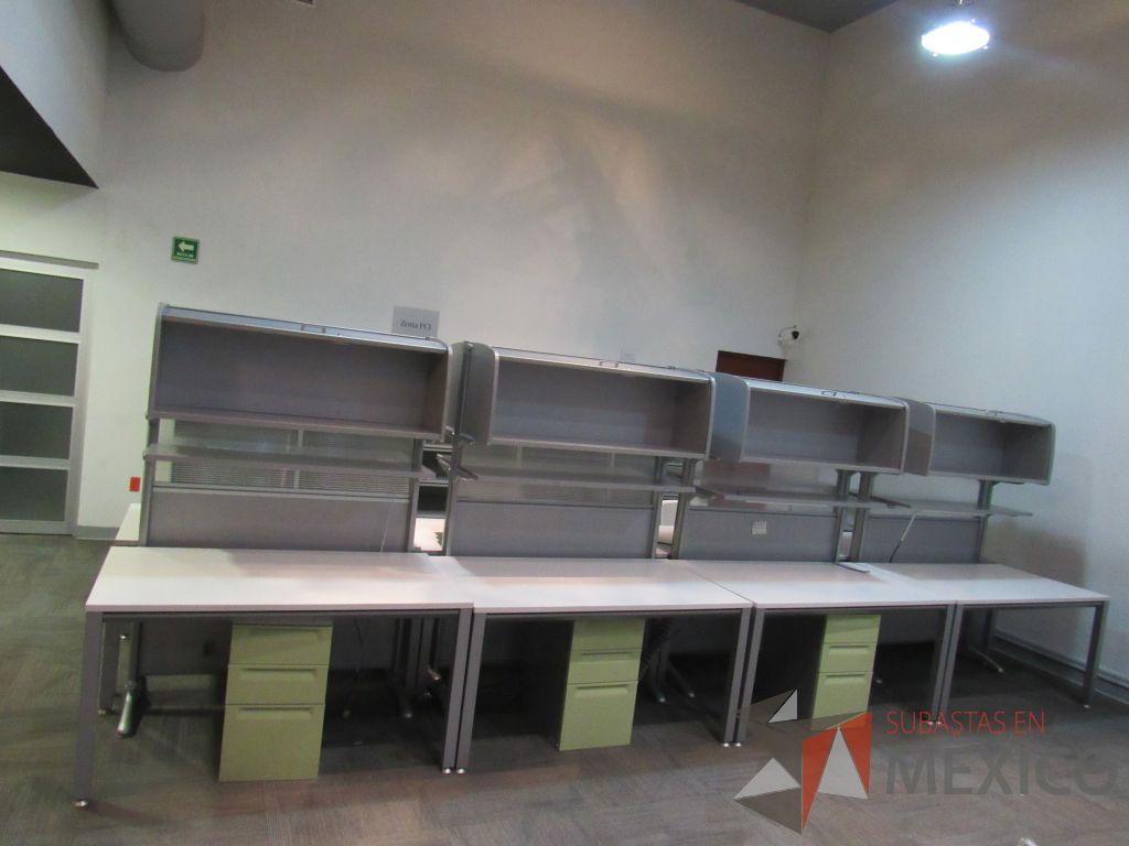 Lote 212a - Estación de trabajo para 2 personas con 2 gavetas, archivero metálico, 2 repisas y cubiertas color blanco - Imagen 6