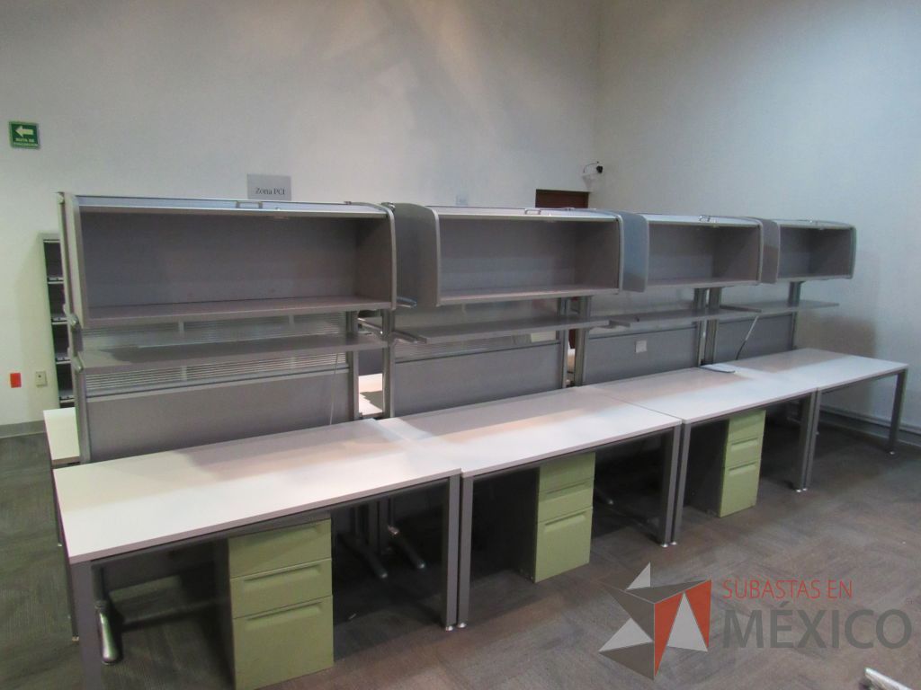 Lote 212a - Estación de trabajo para 2 personas con 2 gavetas, archivero metálico, 2 repisas y cubiertas color blanco - Imagen 7