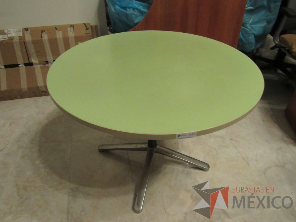 Lote 098h - Mesa de trabajo circular con base metálica y cubierta color verde - Imagen 2
