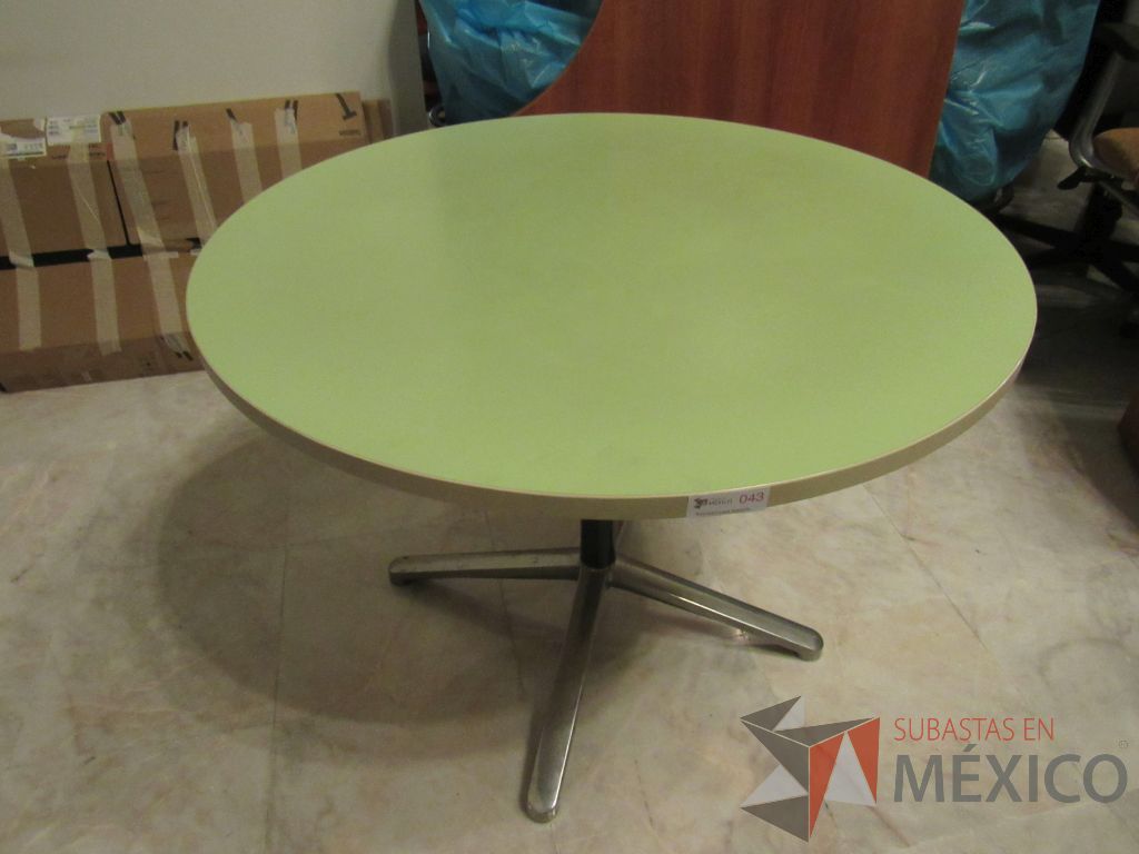 Lote 098h - Mesa de trabajo circular con base metálica y cubierta color verde