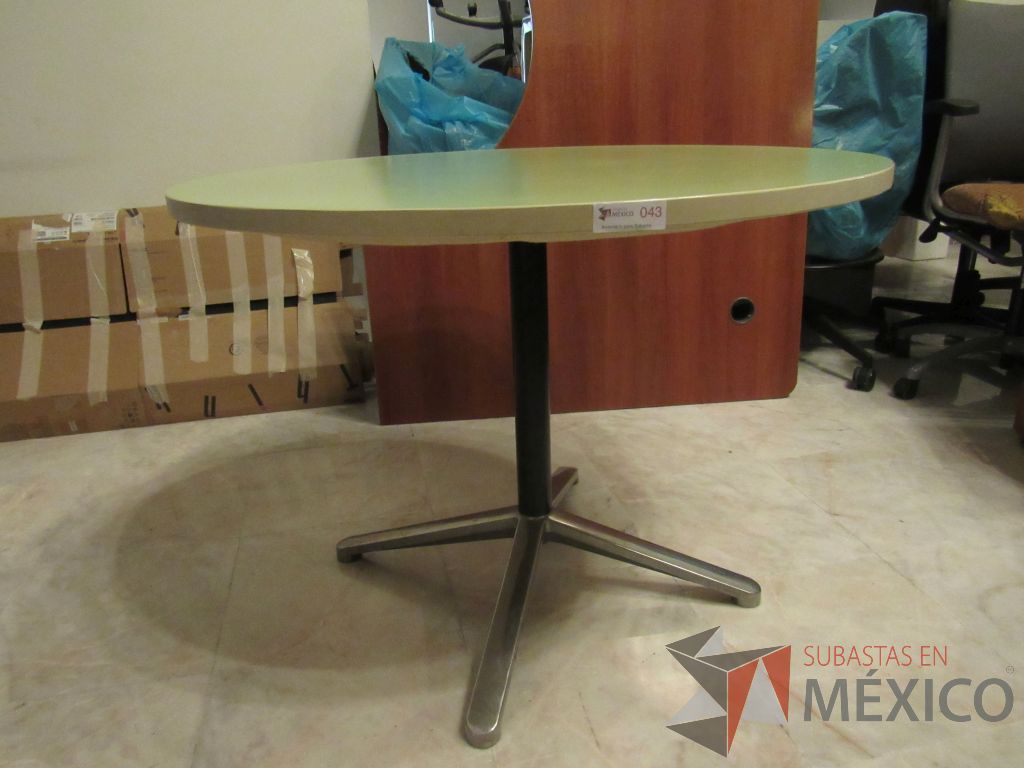 Lote 098h - Mesa de trabajo circular con base metálica y cubierta color verde - Imagen 6