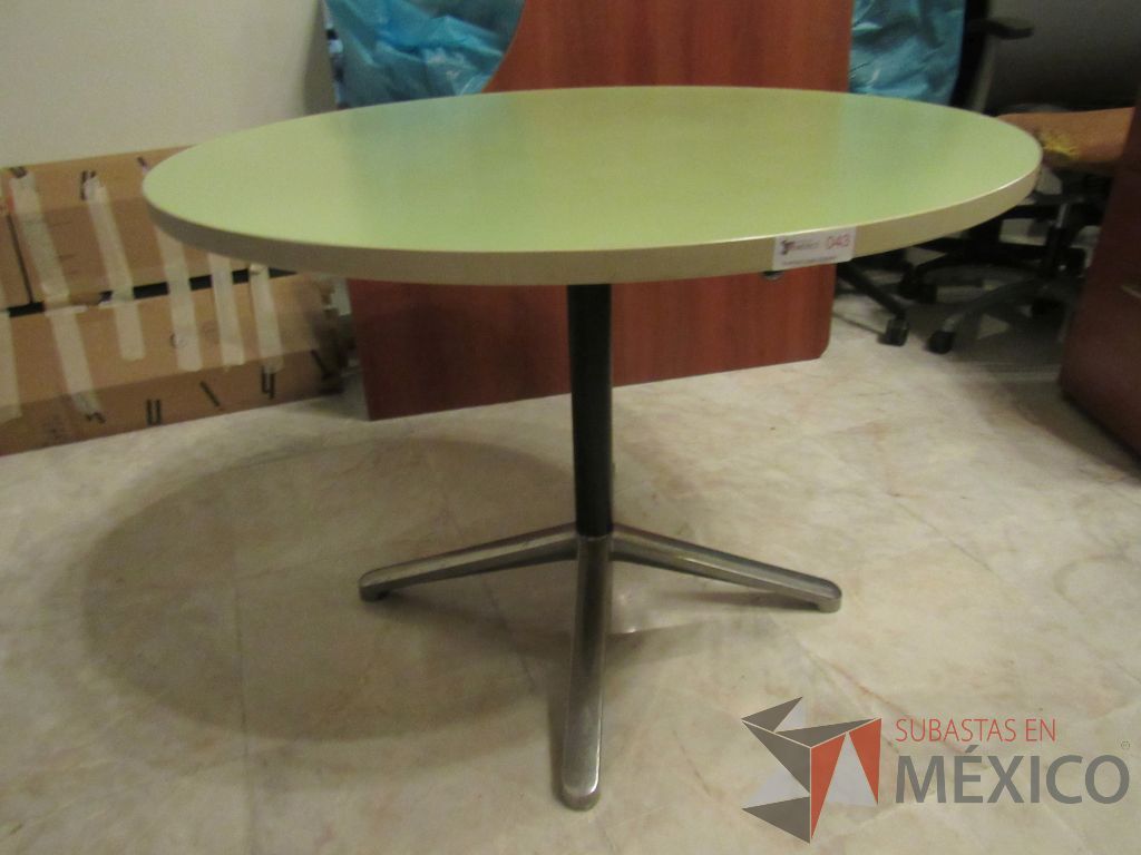 Lote 098h - Mesa de trabajo circular con base metálica y cubierta color verde - Imagen 5