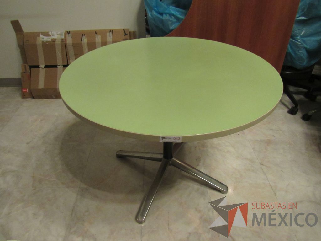 Lote 098h - Mesa de trabajo circular con base metálica y cubierta color verde - Imagen 4