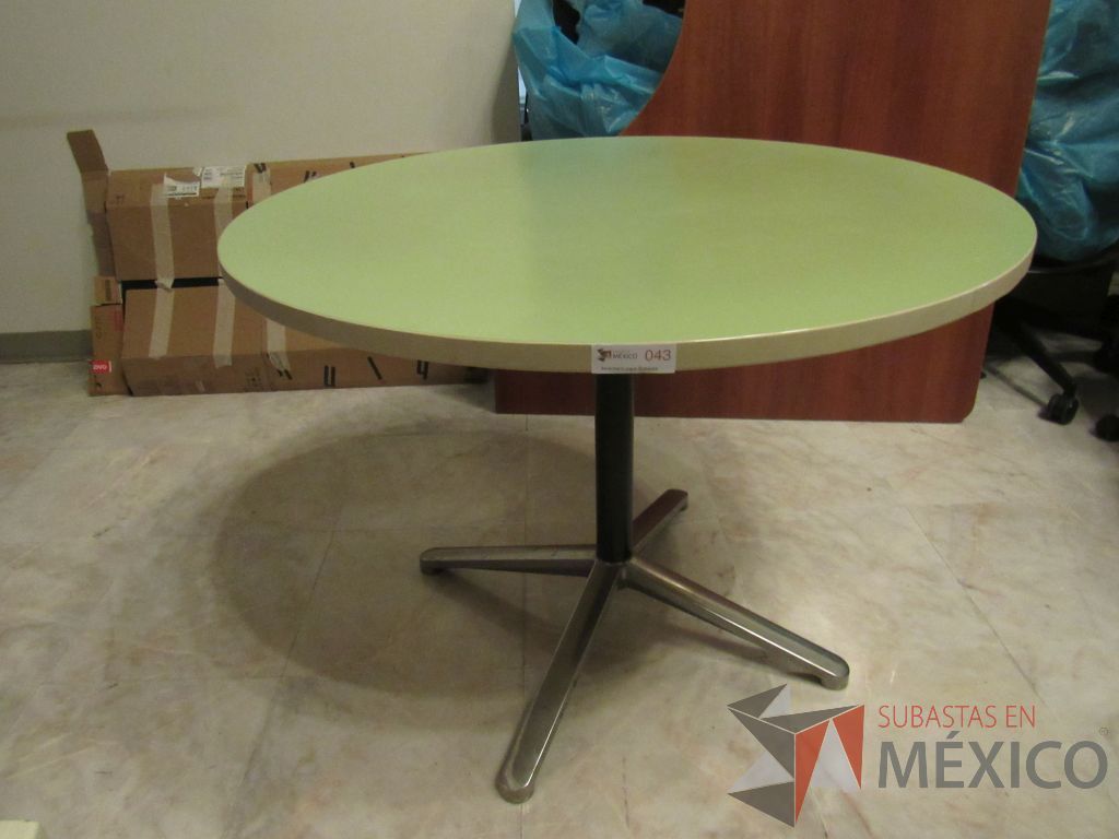 Lote 098h - Mesa de trabajo circular con base metálica y cubierta color verde - Imagen 3
