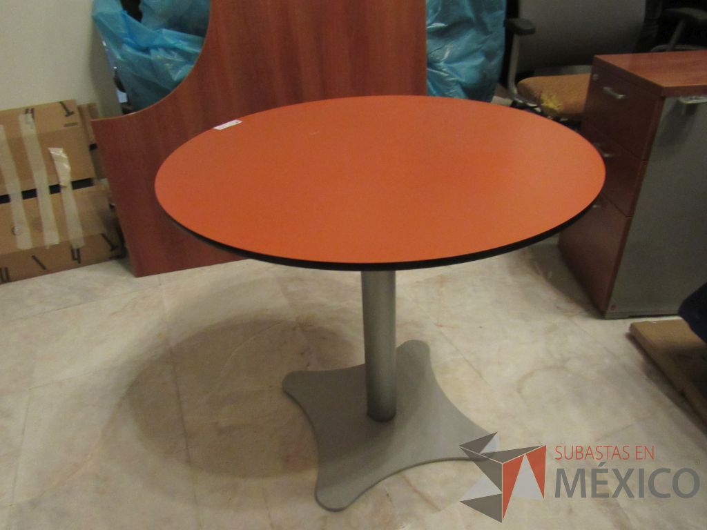 Lote 099 - Mesa de trabajo circular con base metálica y cubierta color naranja - Imagen 2