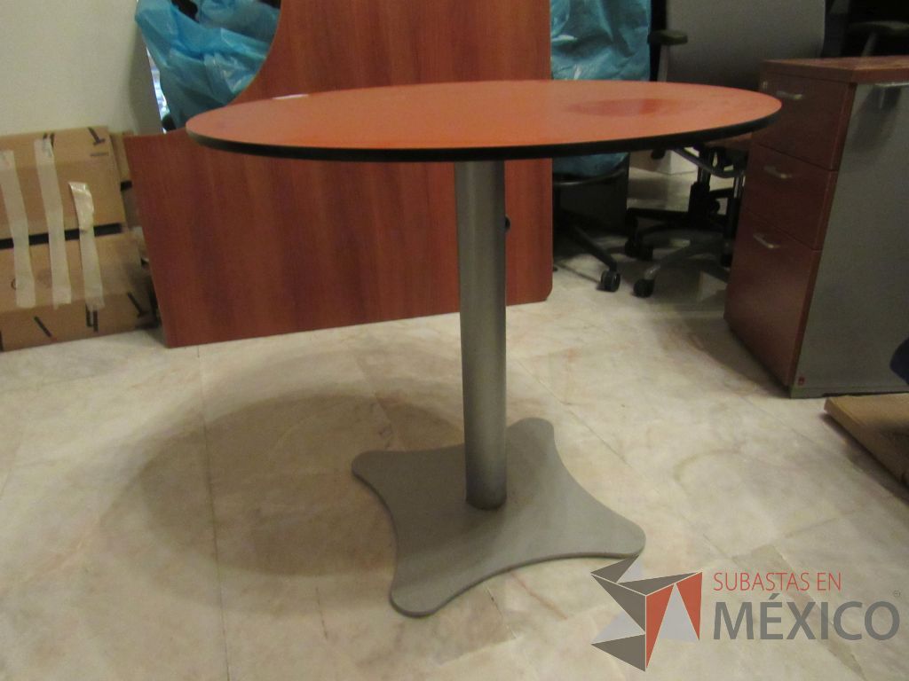 Lote 099 - Mesa de trabajo circular con base metálica y cubierta color naranja - Imagen 3
