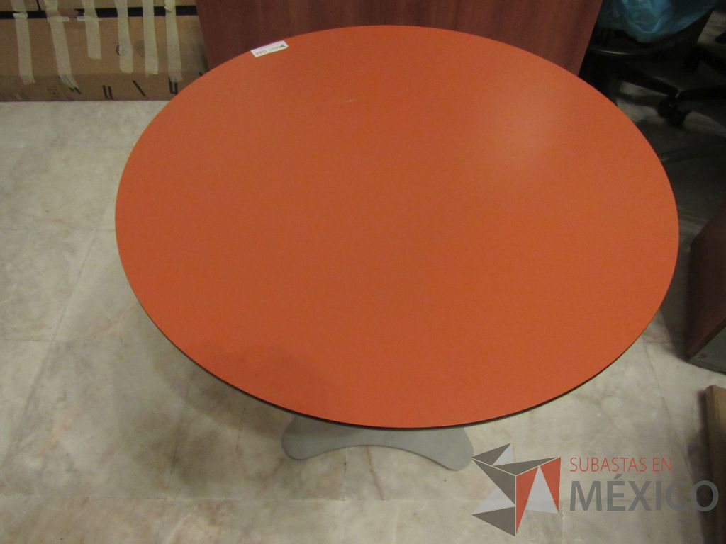 Lote 099 - Mesa de trabajo circular con base metálica y cubierta color naranja - Imagen 4