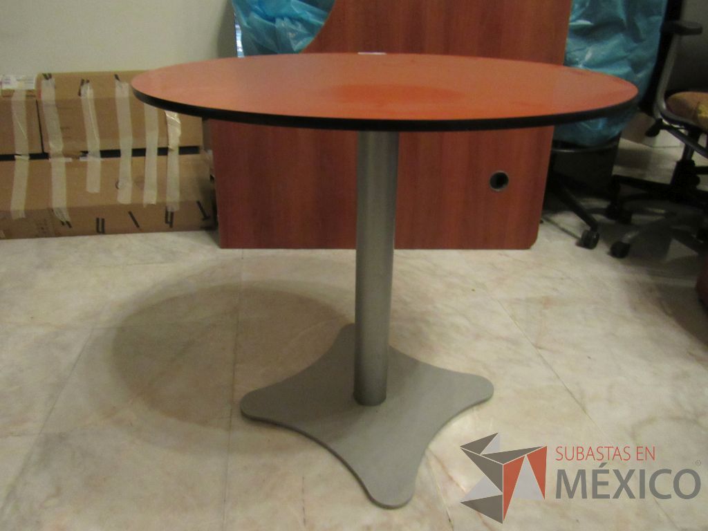 Lote 099 - Mesa de trabajo circular con base metálica y cubierta color naranja - Imagen 5